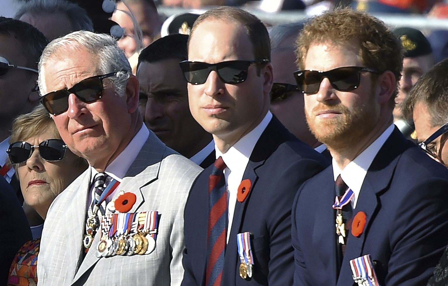 Vasakult: kuningas Charles, prints William, prints Harry