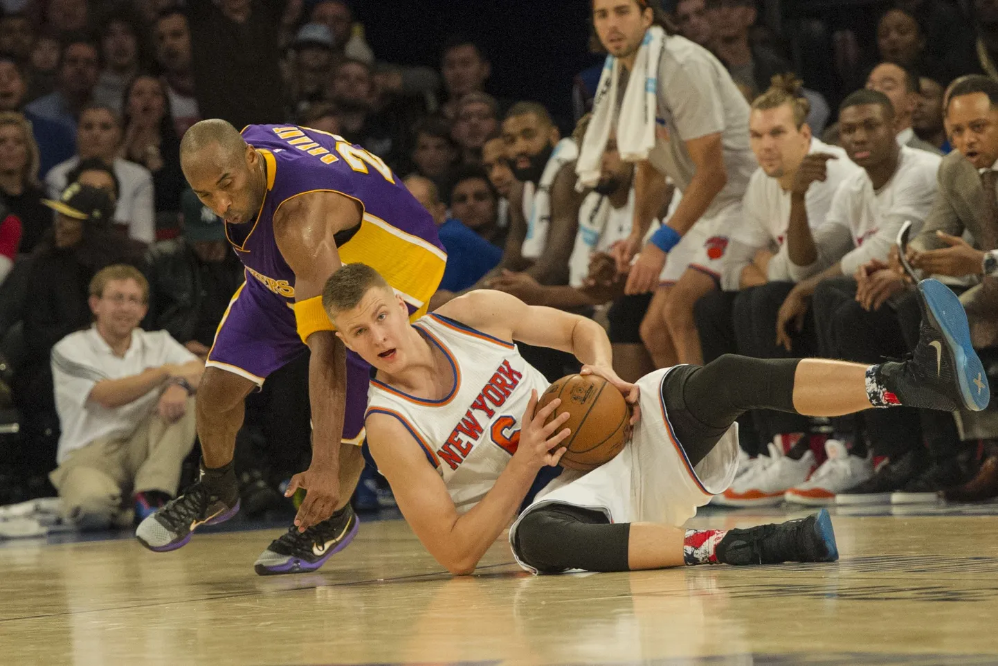 Kristaps Porzingis (esiplaanil) võitleb palli pärast Kobe Bryantiga.