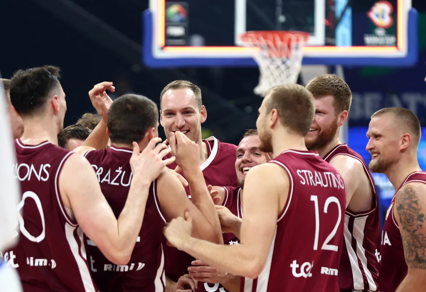 Läti mängijad rõõmustamas pärast võitu Itaalia üle