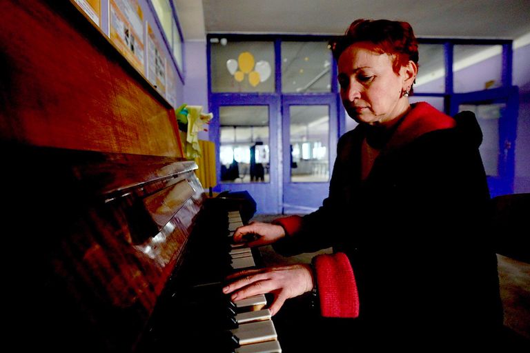 Учитель музыки Ирина Бабкина - одна из 200 человек, по-прежнему остающихся в Великой Новоселке, где до войны проживало 10 тыс. человек