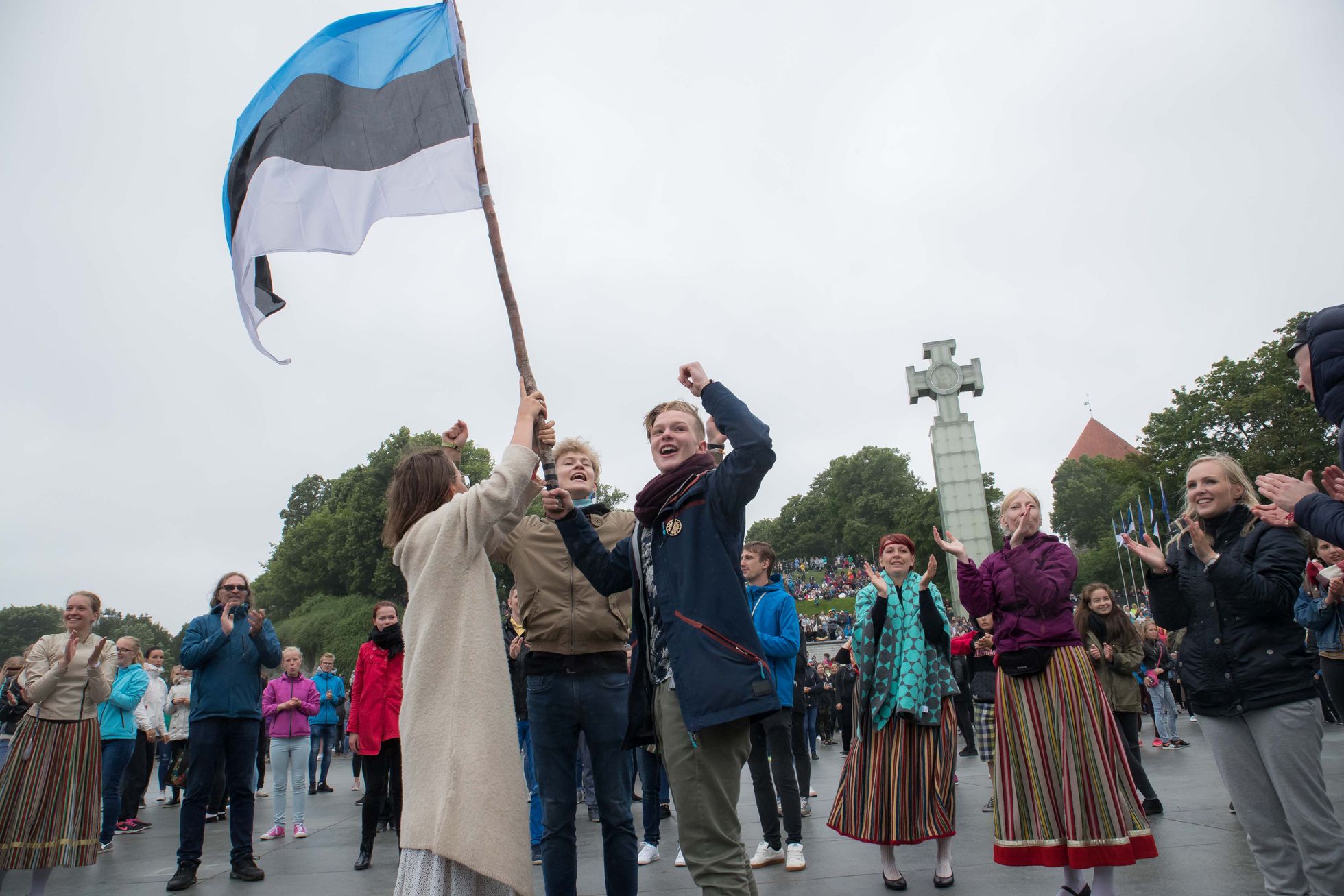 Rahvatantsijad korraldasid Vabaduse väljakul oma peo. Lippu hoiavad Jennifer Cohen, Karl Vilhelm Valter ja Jaagup Tuisk.