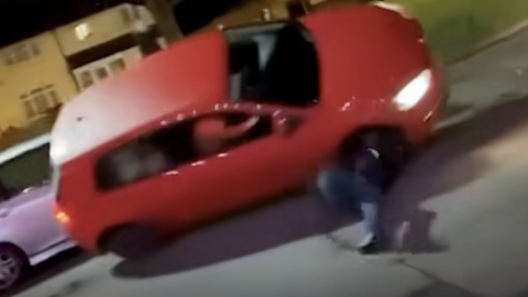 VIDEO ⟩ Pubi ees vallandus kaos: purjus naine oleks autoga mehe pea purustanud