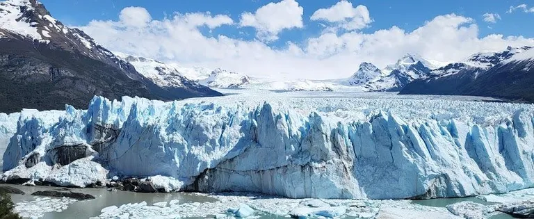Patagoonias asuv Perito Moreno liustik on erakordne, sest erinevalt teistest liustikest, mis kahanevad, tema kasvab. Perito Moreno on umbes 250 km2, 5 km lai ja veepiirist on tal kõrgust 70 m.
