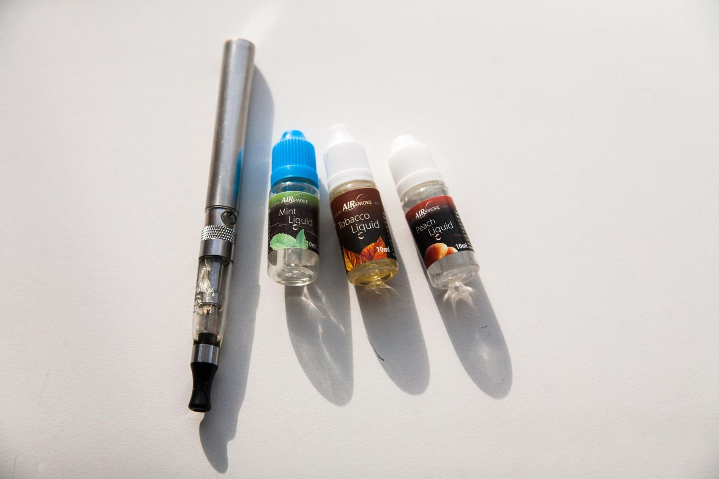 E-sigaret ja täitepudelid. Foto on illustreeriv.