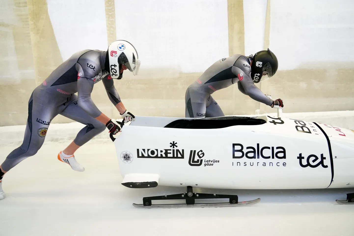 Latvijas bobsleja divnieku ekipāža Renārs Grantiņš (no labās) un Edgars Nemme.