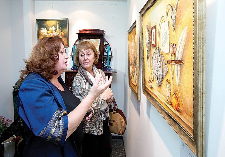 Один из авторов выставки «Хобби в искусстве» художник Вера Станишевская (слева) и президент благотворительного фонда «Благовест» Людмила Ганс на вернисаже в RIOS ART.
