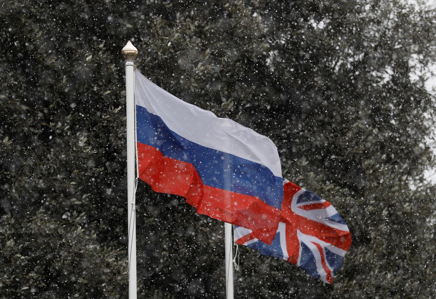 Venemaa ja Suurbritannia lipud.