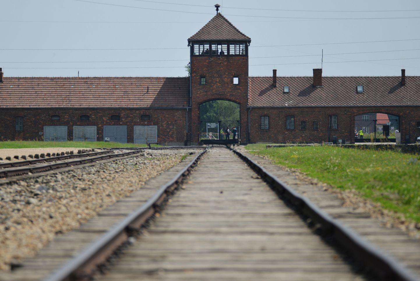 Rongirööpad kunagise Auschwitzi koonduslaagri juures.