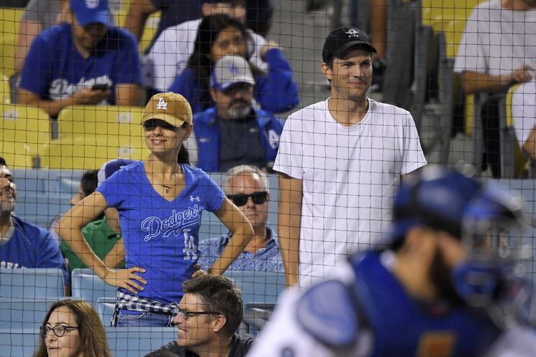 Mila Kunis ja Ashton Kutcher vaatamas Los Angeles Dodgersi mängu.