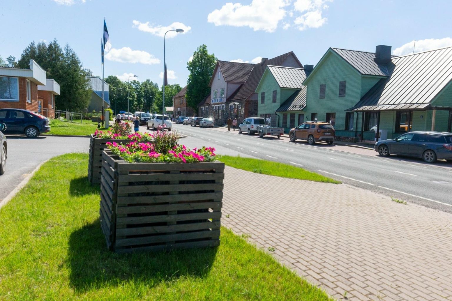 Aktsiaseltsi Mikskaar toel rajati suvel Kolga-Jaani uued lillepeenrad.