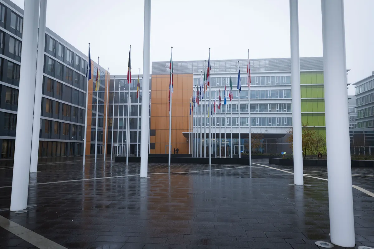 Площадь флагов перед новым административным зданием Европарламента в Европейском квартале Люксембурга.