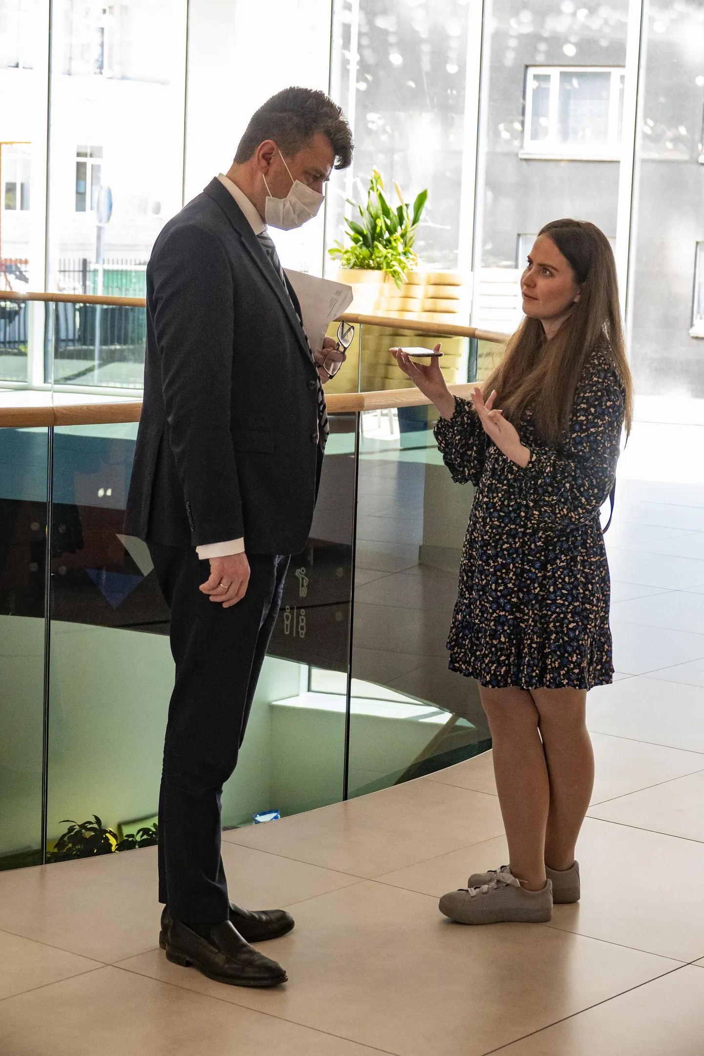 Loora-Elisabet Lomp 2020. aasta mais intervjueerimas minister Urmas Reinsalut.