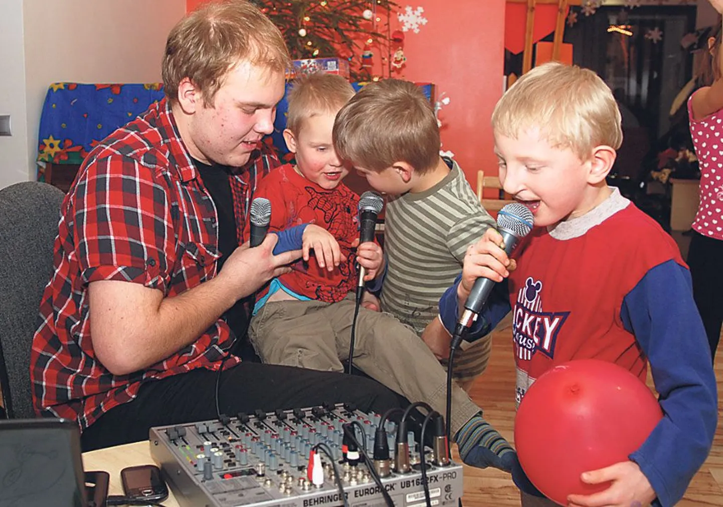 Lasteküla poisid olid koos Ardi Truijaga karaoke laulmisest õhinas.