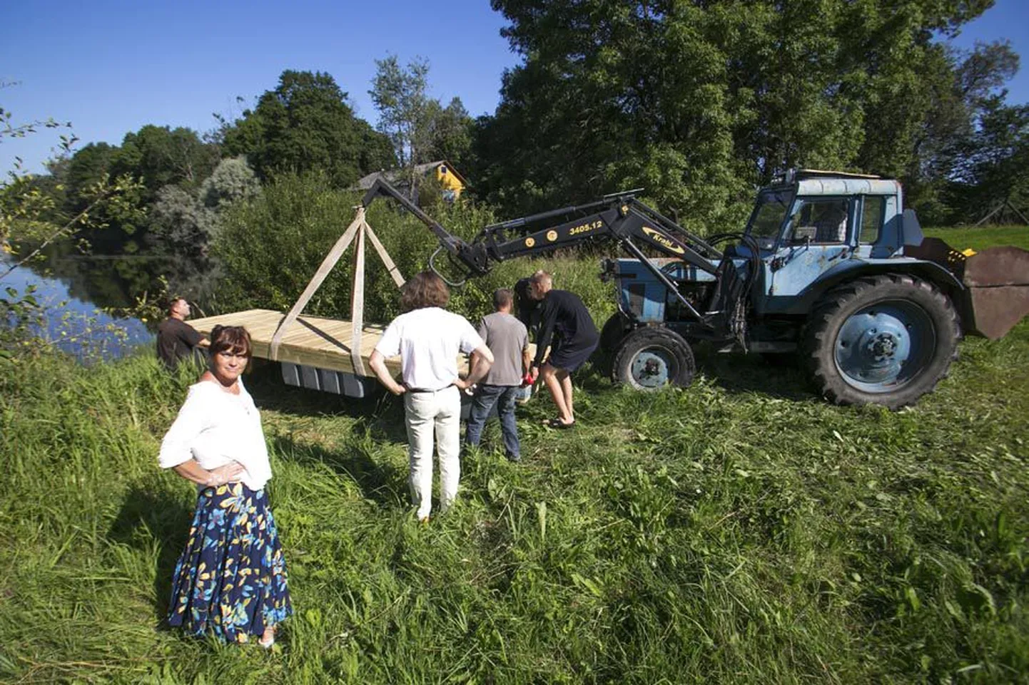 Halliste vallavanem Ene Maaten (vasakul) võib rõõmustada, sest Uue-Kariste paisjärv sai viimaks endale paadisilla.