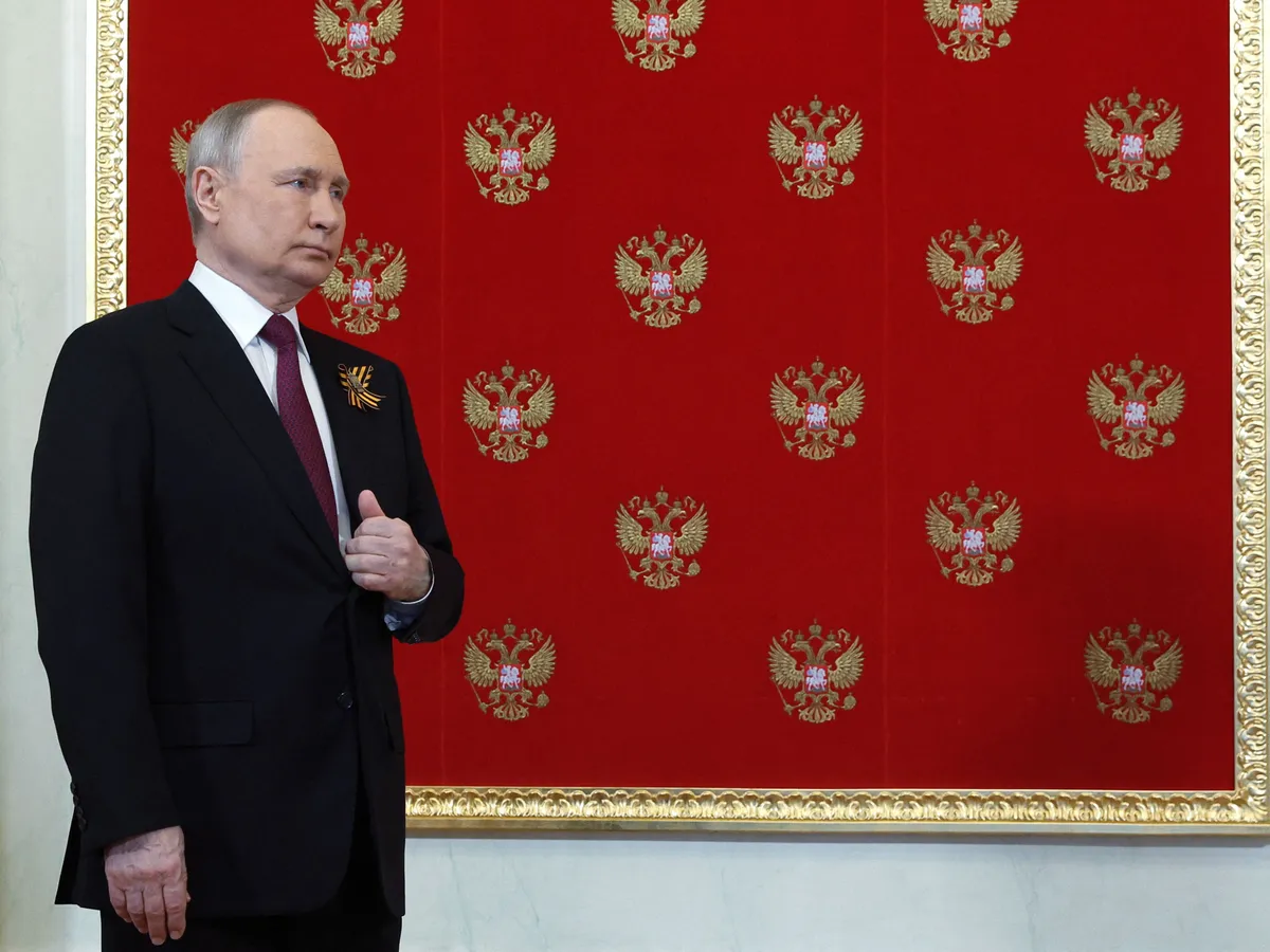 Путин приветствует лидеров стран СНГ в Кремле перед военным парадом в честь Дня Победы в центре Москвы 9 мая 2023 года.