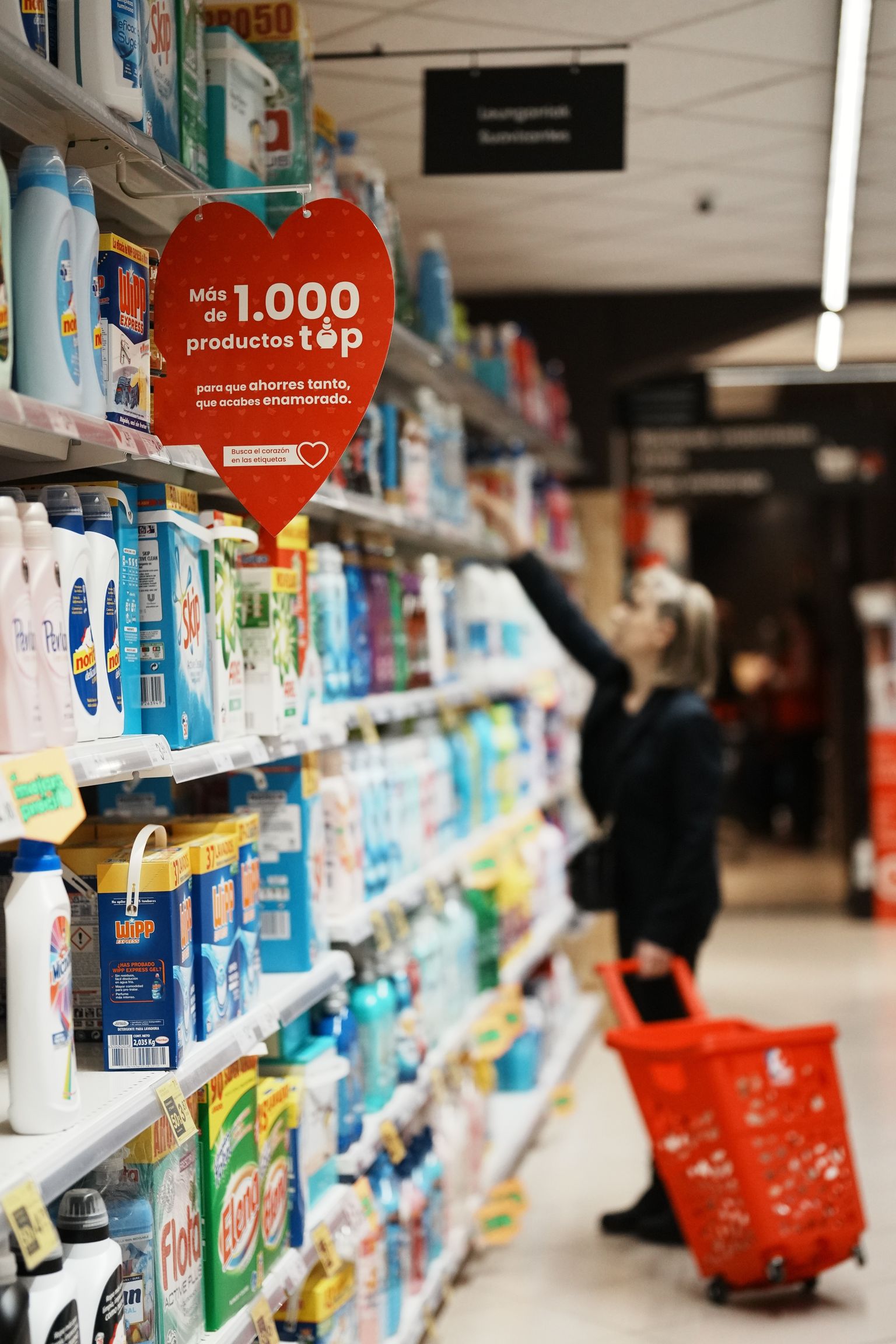 Nagu paljud kauplusekettid Euroopas on ka Hispaanias langetatud poodides kampaaniate korras teatud põhikaupade hindu. Eroski supermarketis langetati märtsis näiteks 1000 toote hindu.