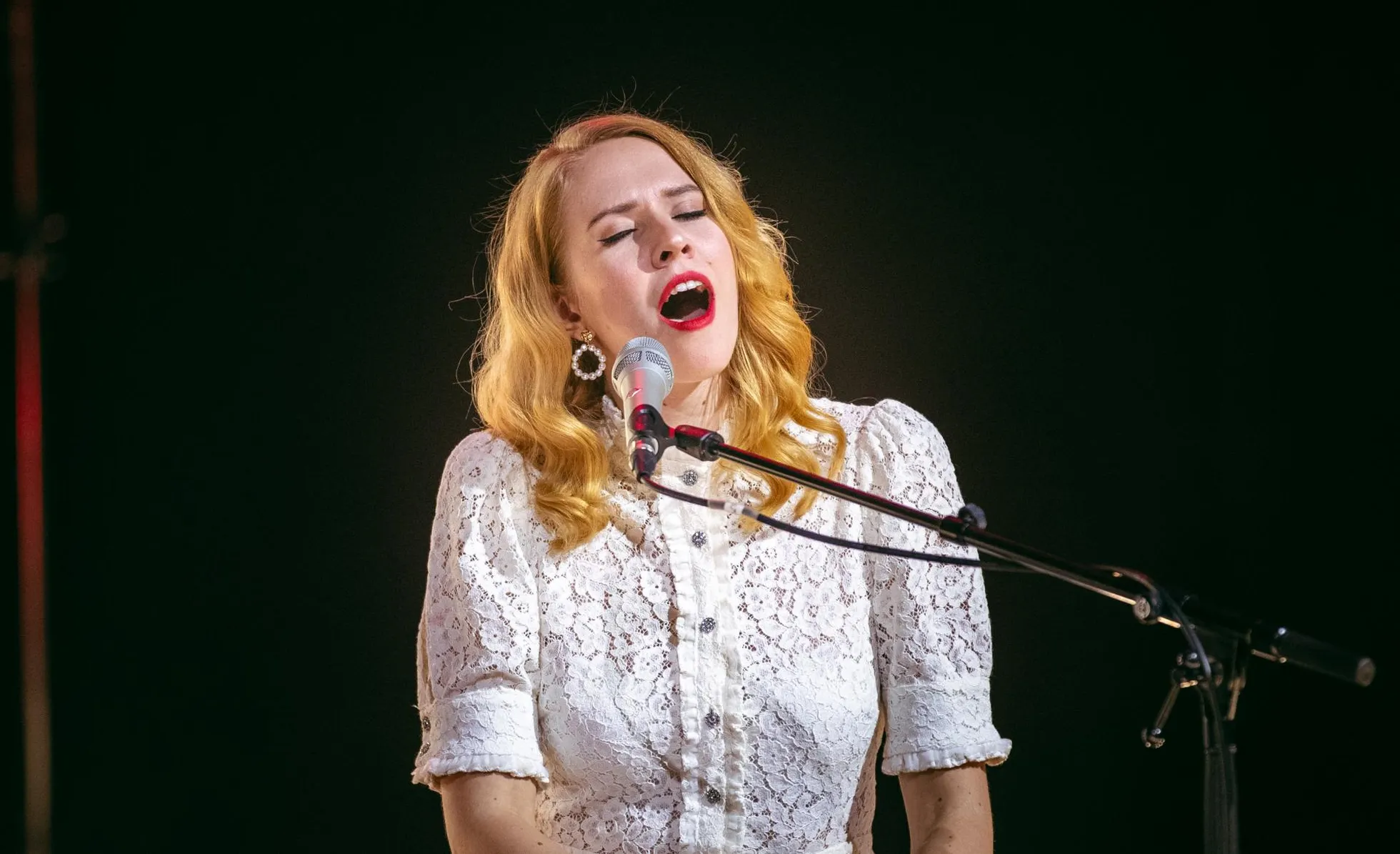 Rita Ray on rabava häälega laulja, laulukirjutaja, aranžeerija, produtsent ning mängib ise sisse mitmete instrumentide partiid. Erakordne talent – vähem tema koha kuidagi öelda ei saa!