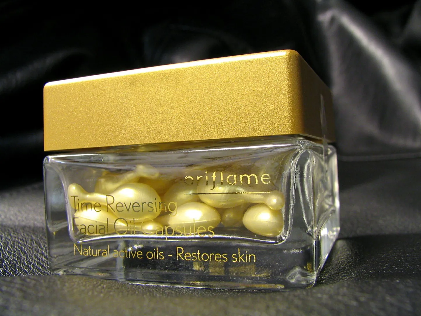 Otsemüügifirma Oriflame õlikapslid. Oriflame on Baltimaade otsemüügifirmade assotsatiooni liige.