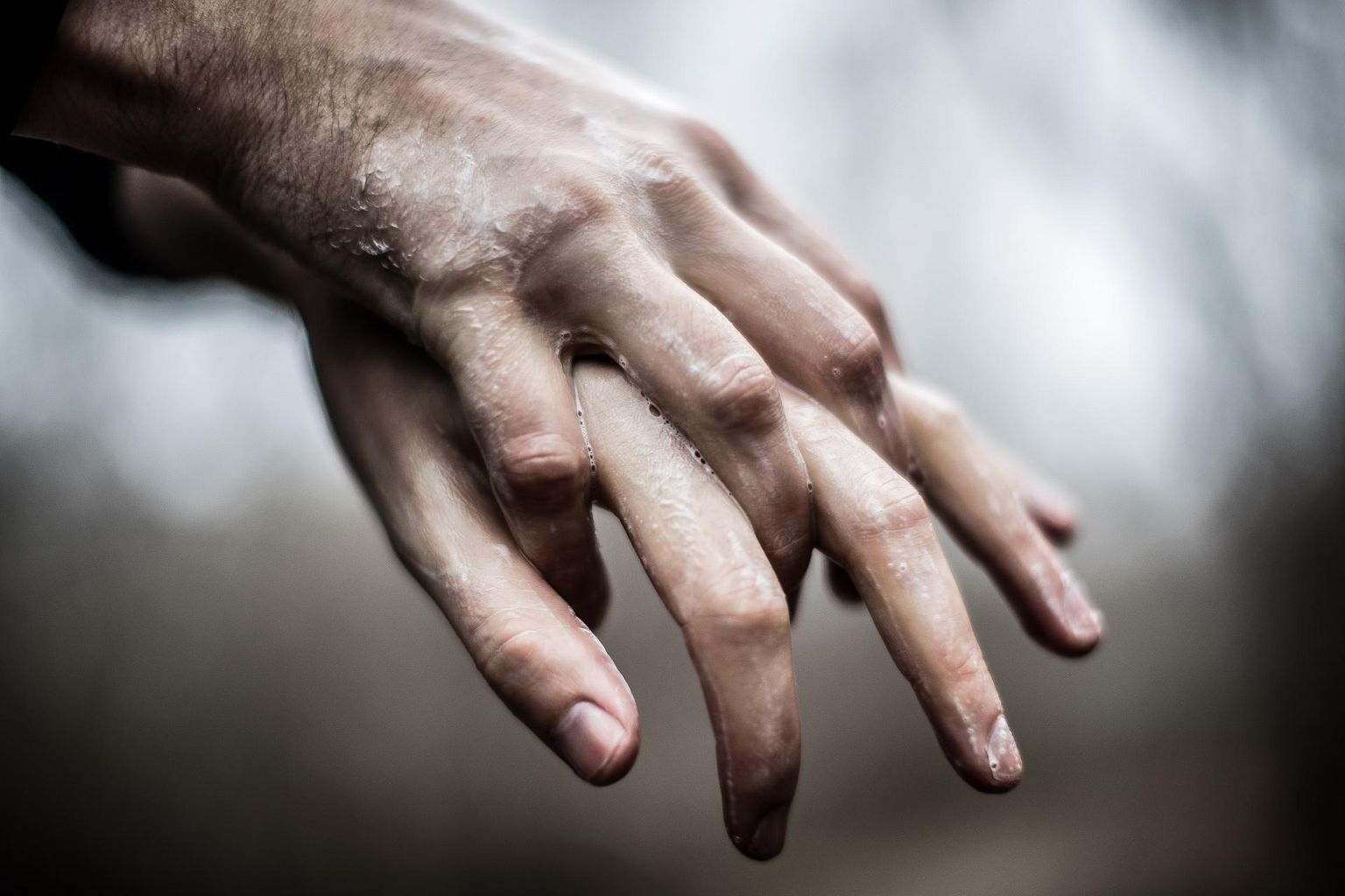 Kätepesuks tuleb kasutada sooja vett ja seepi; avalikes kohtades kasutada alkoholipõhist käte desinfitseerimisvahendit. Illustreeriv foto käsi pesevast inimesest. Vat nii tahab süvariik meid orjastada!