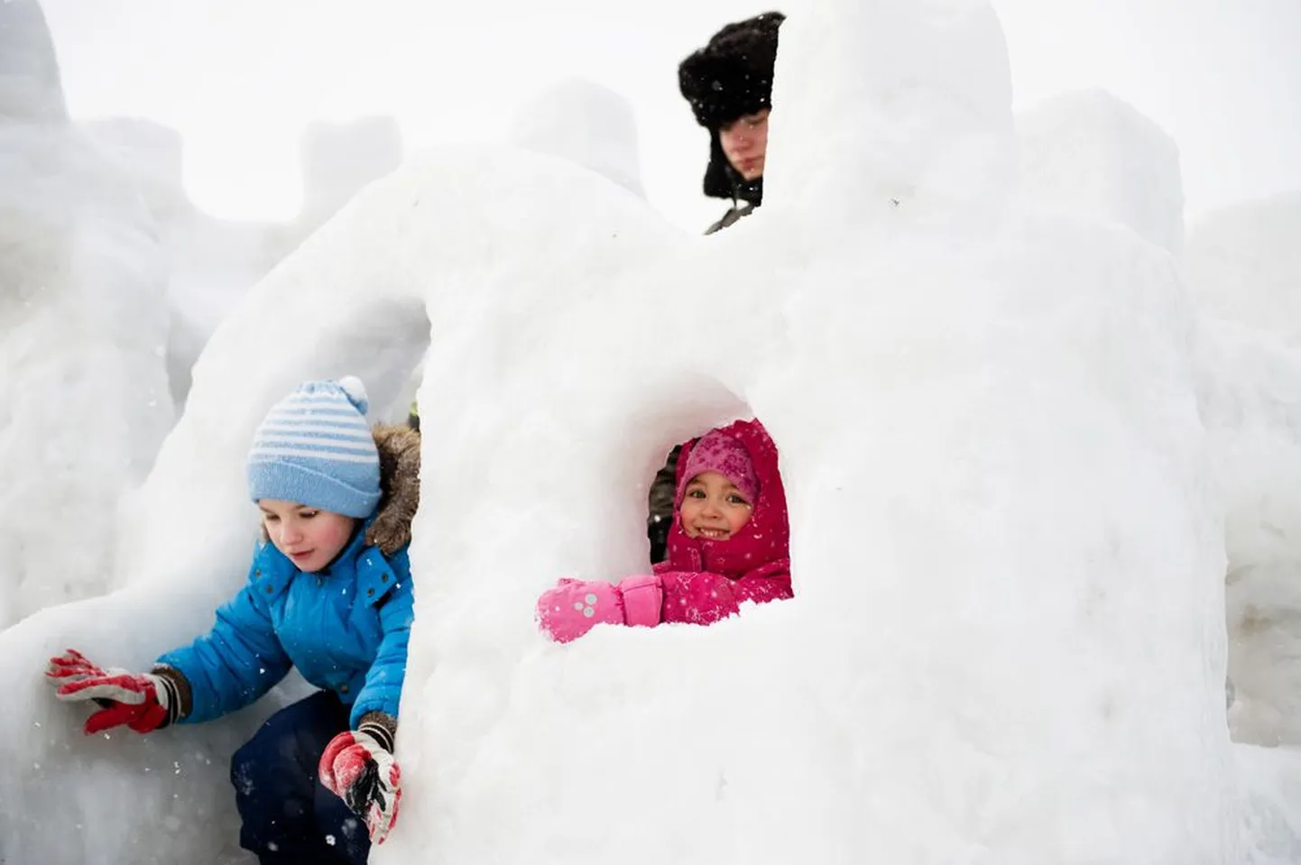 Tallinnas Snelli tiigi ääres avati lumelinn.