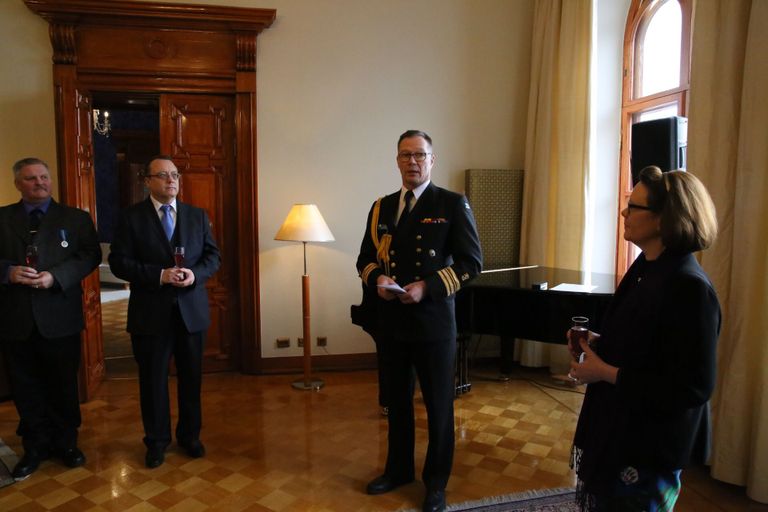 Saatkonna kaitseatašee Jussi Voutilainen andis medali Aki Kupiainenile üle Soome suursaatkonnas.