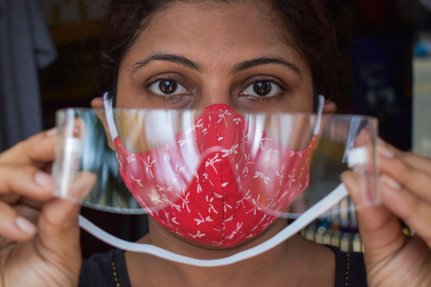 Koroonaviiruse leviku takistamiseks kasutatava maski paigaldamisel ja kandmisel on oluline, et sellega ei puutuks silmi. Kuna viirusosakesed võivad organismi siseneda ka silmade kaudu, siis on eesliini töötajatel, sh klienditeenindajatel, vaja kaitsta ka silmi. Pildil silmi säästva maskiga ja kaitseprille paigaldav müüjanna Kolkatas, Indias.