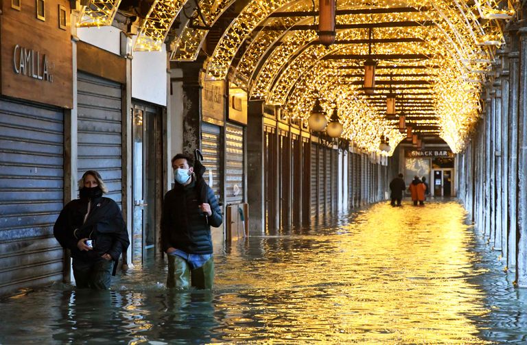 Система против паводков в Венеции называется "Моисей" и состоит из 78 барьеров. Испытали систему только в июле и она получила положительные оценки. В октябре "Моисей" уже несколько раз спасал город.