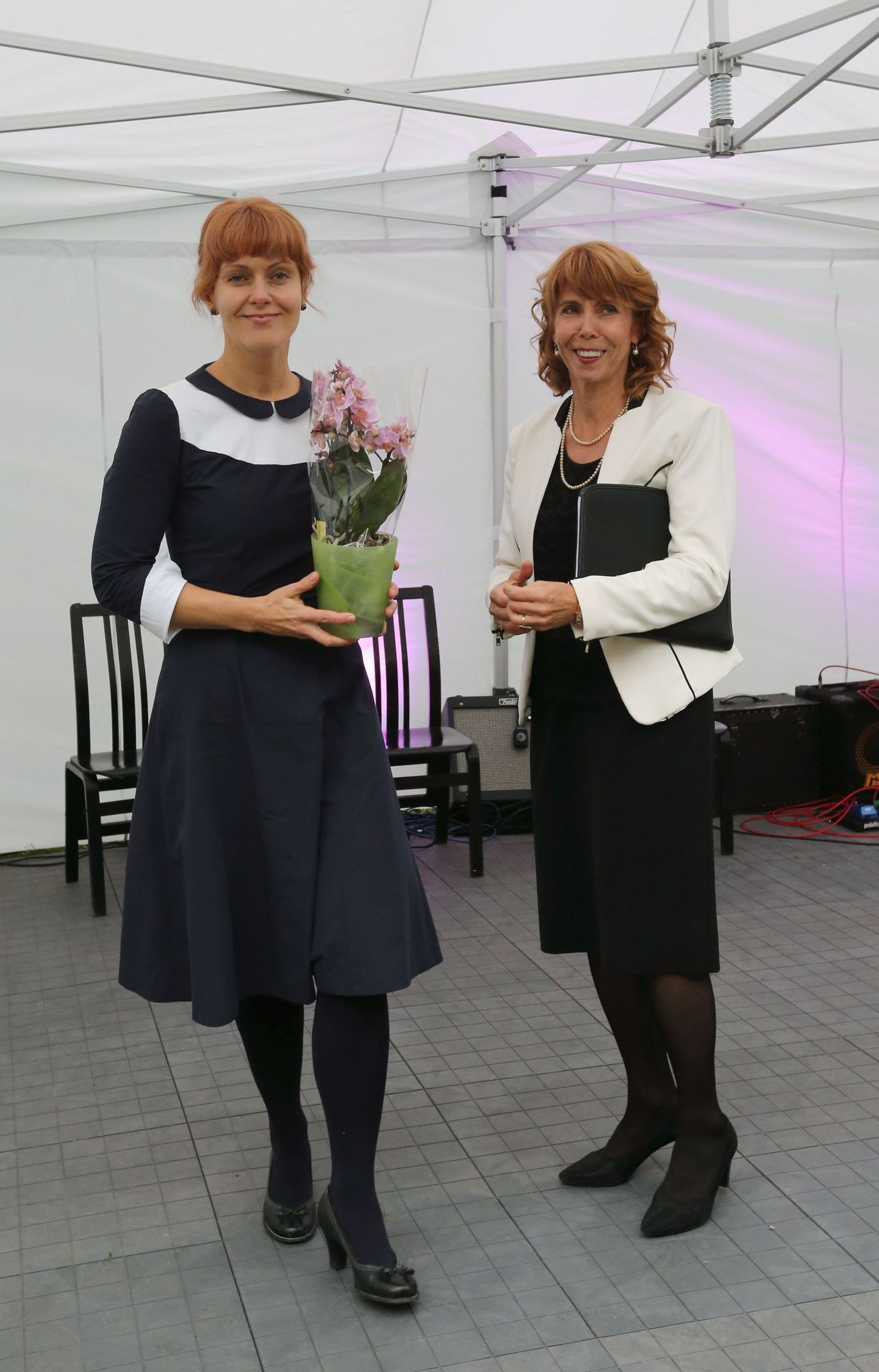 Tuulike Kivestu (vasakul) õppeaasta esimesel päeval: lilleõite ja heade lootustega. Tema kõrval on dekaan professor Margit Sutrop.