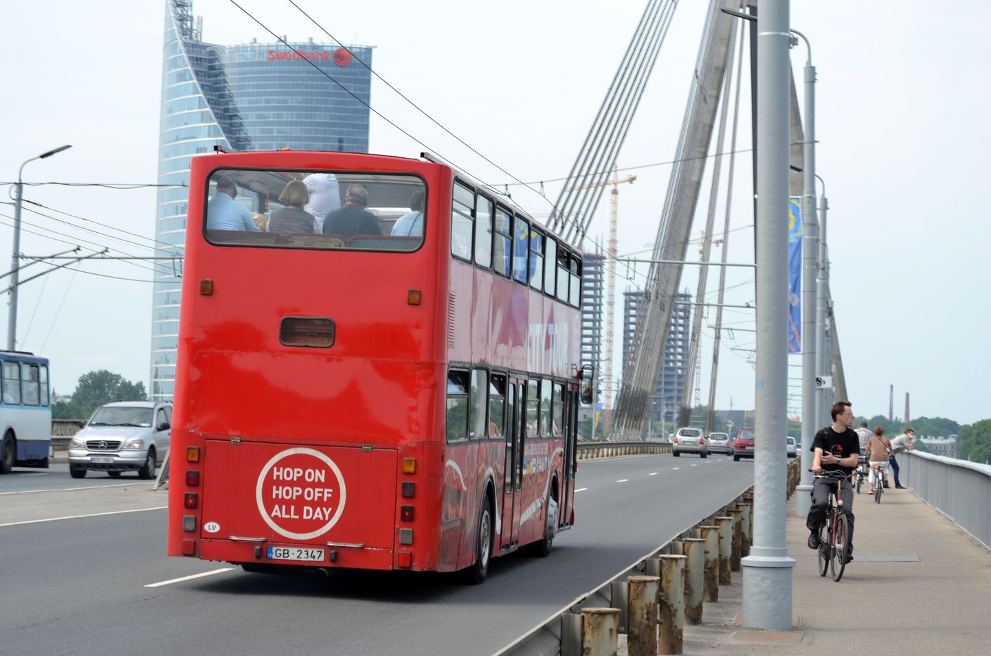 Туристический автобус на Вантовом мосту