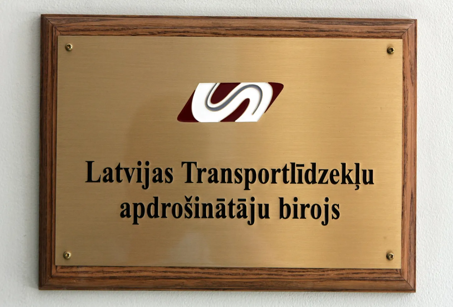 Latvijas Transportlīdzekļu apdrošinātāju biroja izkārtne.