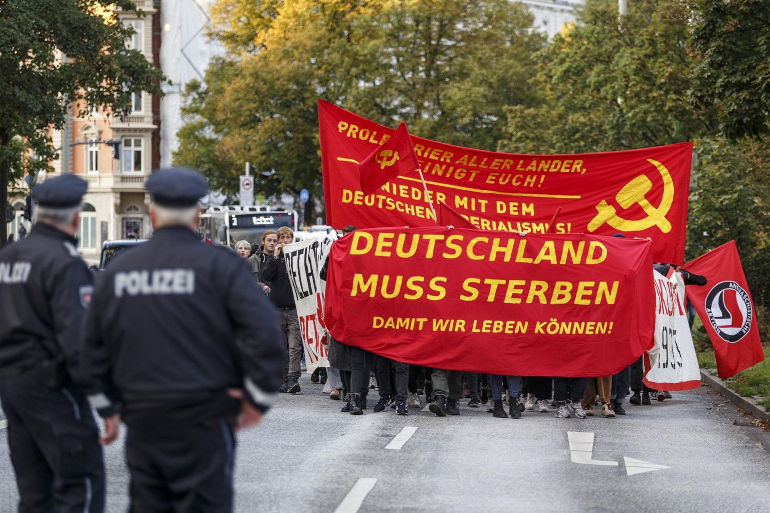 Saksa ühtsuse päeval 3. oktoobril protestisid vasakäärmuslased Hamburgis kapitalismivastase loosungiga «Saksamaa peab surema, et meie saaksime elada». 