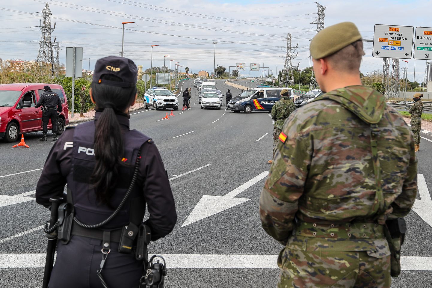 Politseinik ja sõjaväelane valvamas teed Valencia piirkonnas.