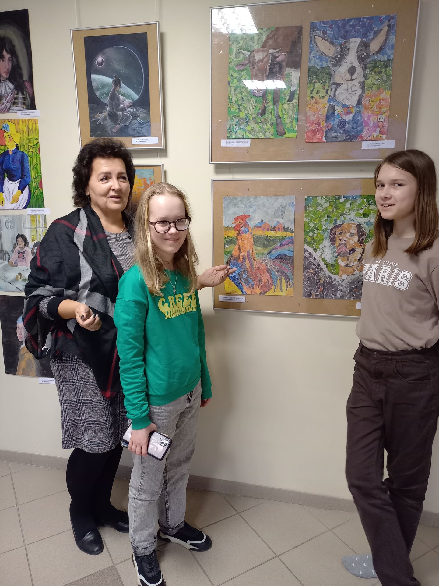 Viktoria Krivoglazova õpilaste Angelina Tayveri ja Erika Violeti sõnul on paberitükkidest mosaiigi ladumine keeruline, kuid põnev protsess.