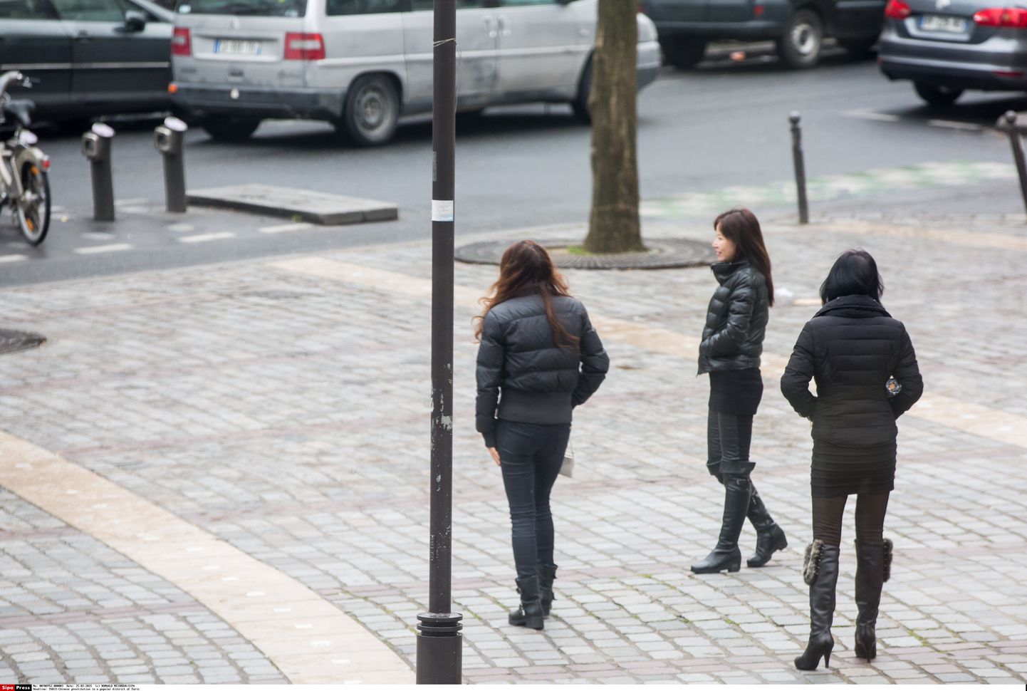 Hiina prostituudid Pariisis kliente ootamas.