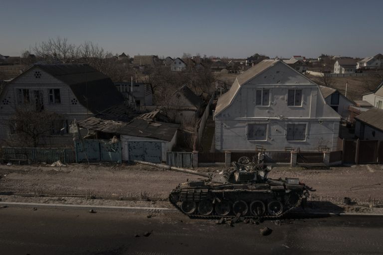 Ukrainlaste hävitatud Vene tank Kiievist põhja jäävas Brovaris