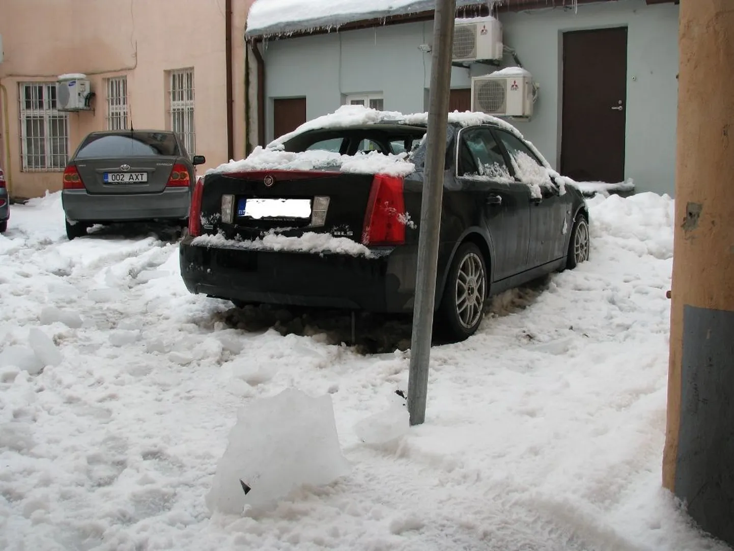 Pärnus Rüütli 32 katuselt kukkunud jääkamakad purustasid maja hoovi pargitud sõiduauto tagumise klaasi ja küljepeegli ning lömastasid katuse.