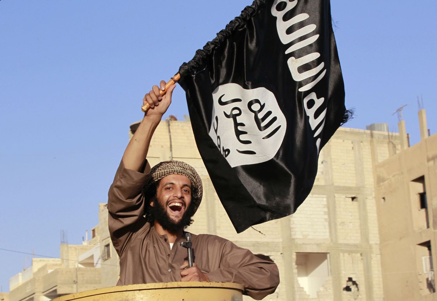 ISISe võitleja rühmituse lippu lehvitamas