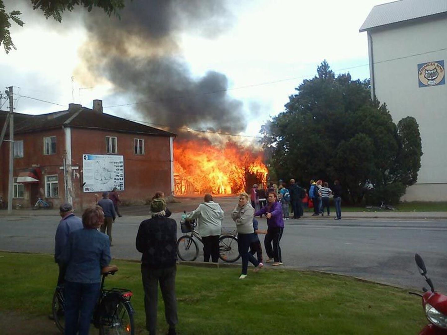 Mõisaküla kooli vastas põlesid kuurid.