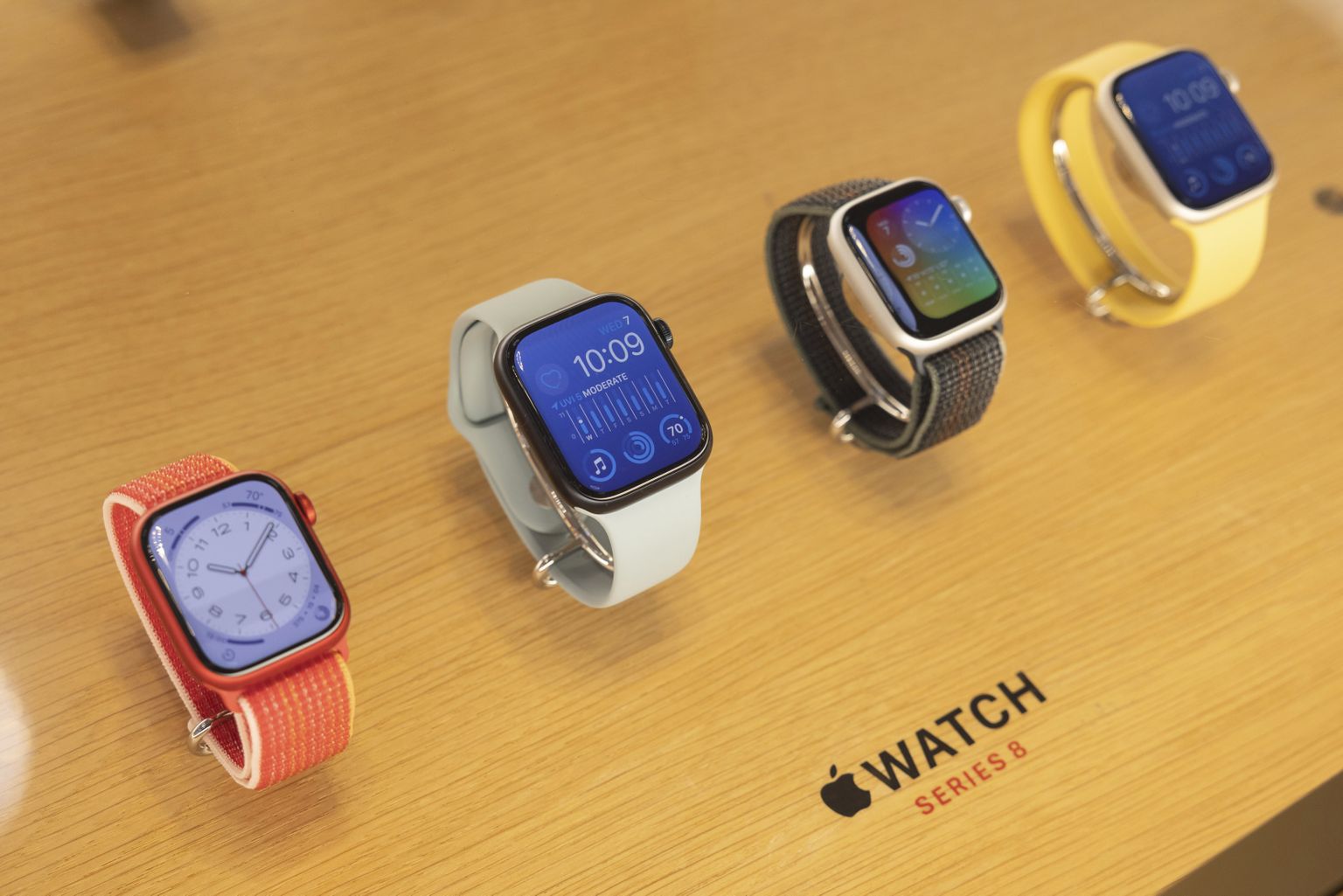 Nutikellad Apple Watch Series 8 New Yorgi 5. avenüü poes.