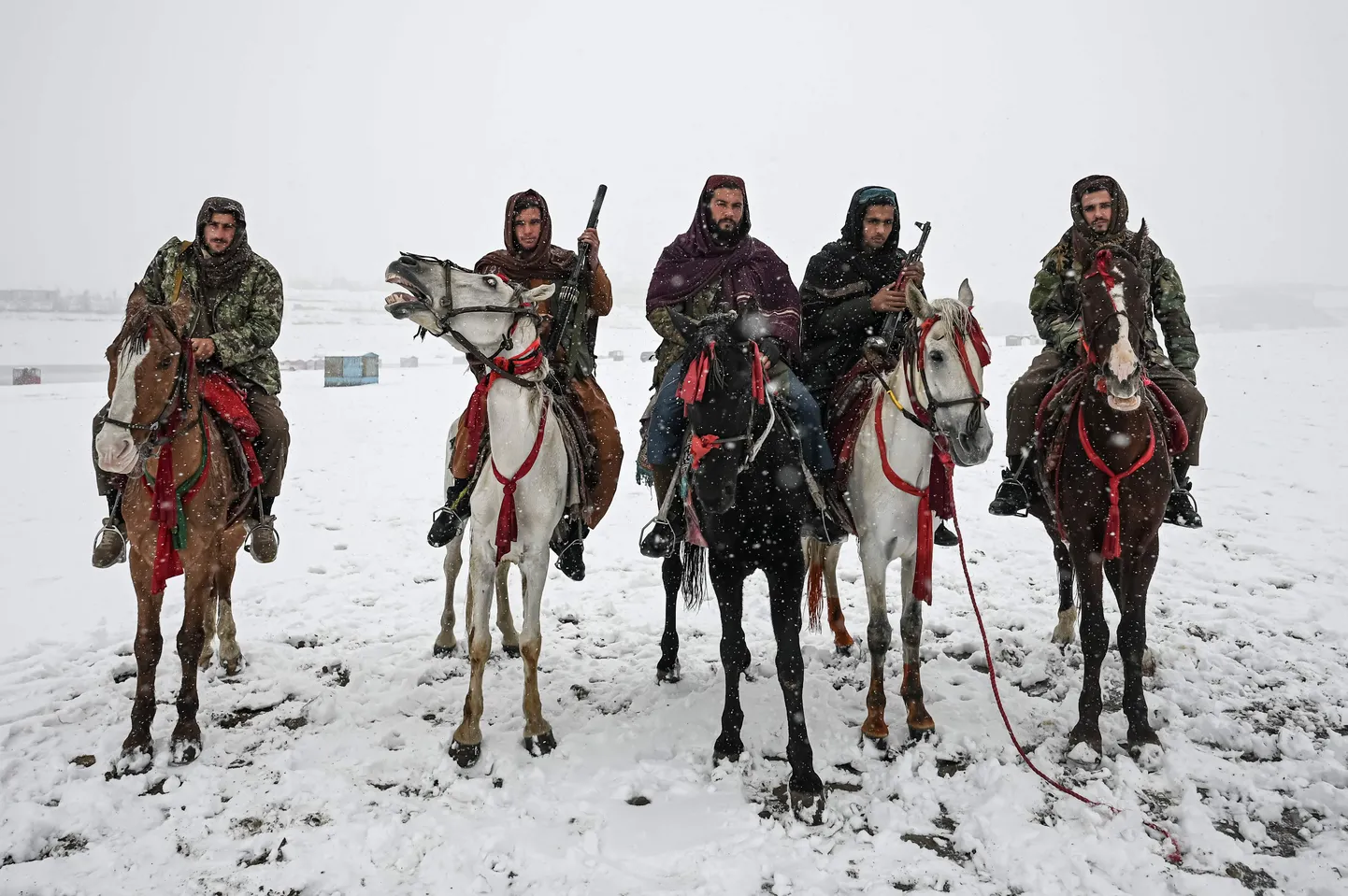 Talibani võitlejad fotograafidele poseerimas 3. jaanuari lumesaju ajal Kabulis.