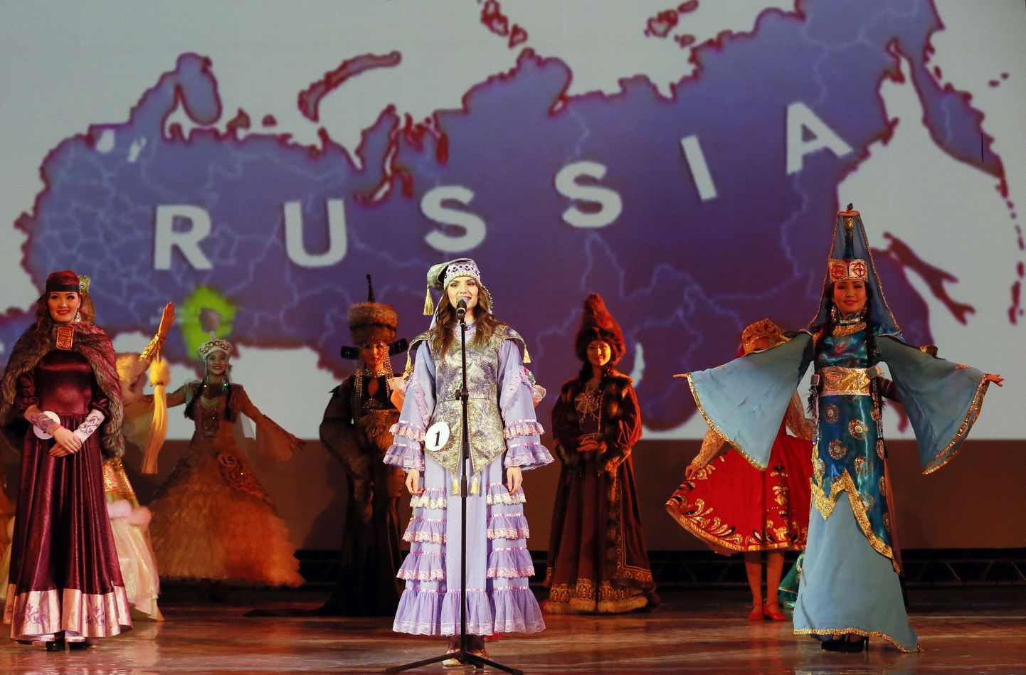 Väljaane: Kesk-Aasia riikides toimub venestamine. Fotol nende riikide taidlejad esinemas, taga Venemaad kujutav kaart