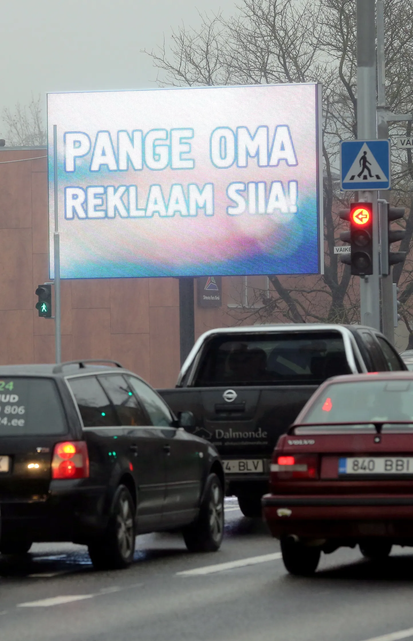 Leed-reklaamtahvel Tartus Väike-Tähe ja Riia tänava ristmikul. Pilt on illustratiivne.