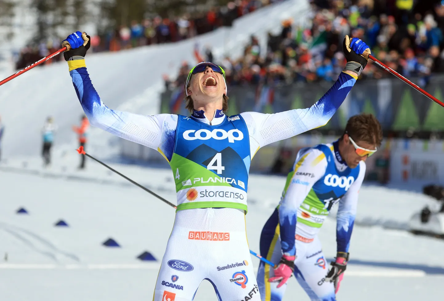 William Poromaa rõõmustamas maratoni pronksmedali üle.