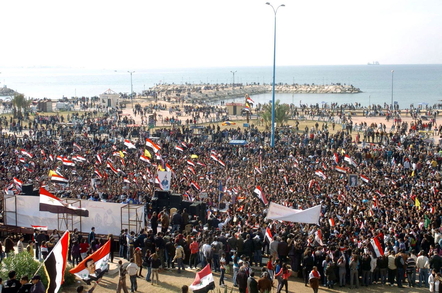 Süüria valitsusmeelsete kogunemine Tartusi sadama juures.