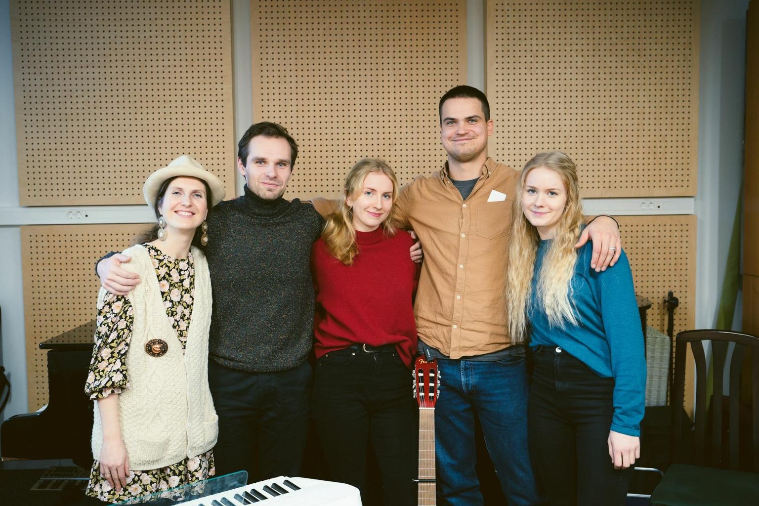 Muusikakollektiiv Olem: Birgid Täht (vasakult), Hanno Padar, Maria Mutso, Ken Arula, Marta Mutso. Pildilt on puudu Ermo Talvik.