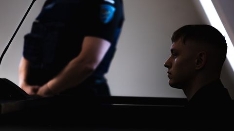 Onutapja istungit saatis süüdistatava vali lakkamatu naer