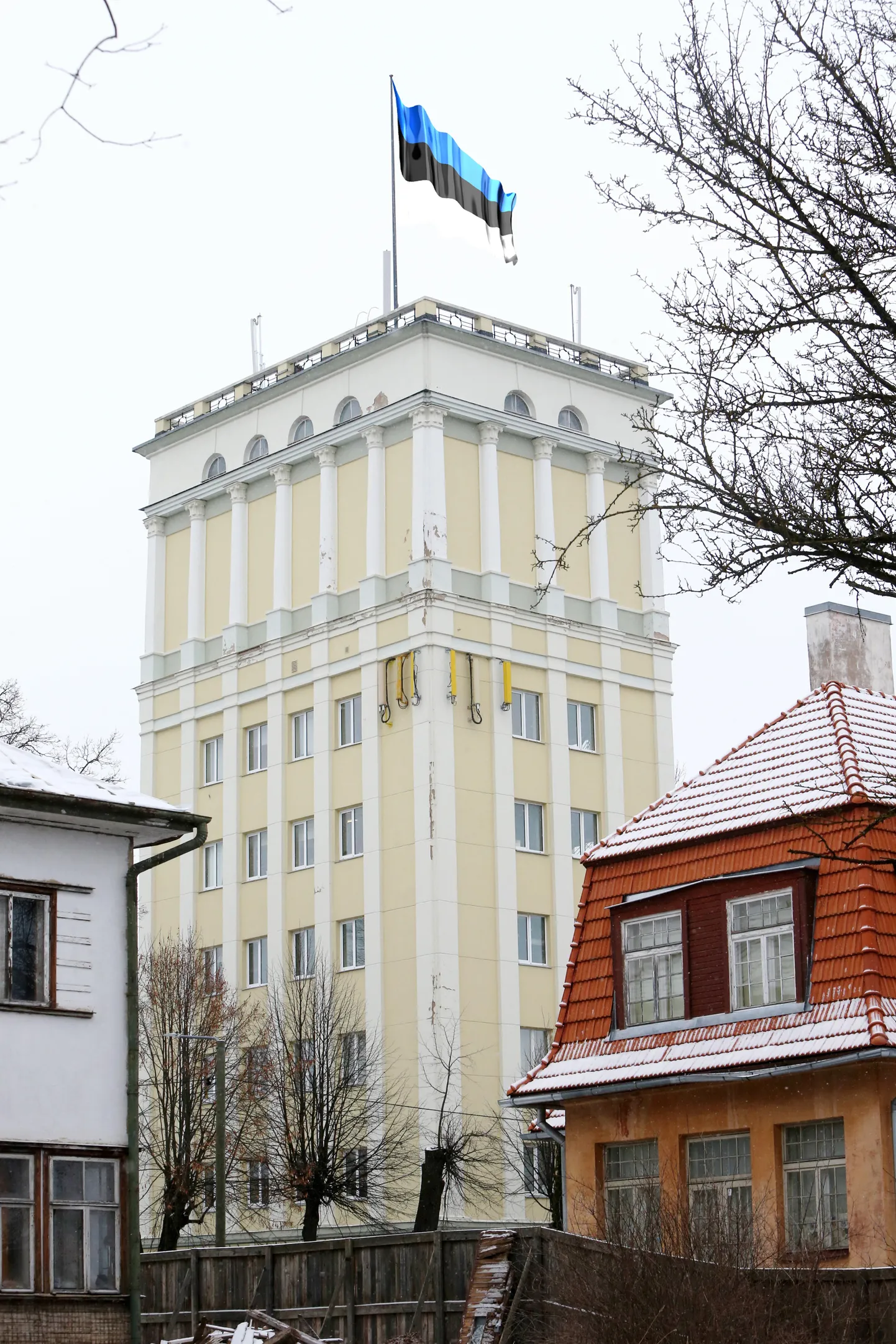 Hiljuti Rotary klubi eestvõttel Õpetaja tänava veetorni katusele paigaldatud lipumast on praegu veel tühi, kuid 22. veebruaril heisatakse sinna Eesti lipp. Siis peaks hoonele pilku heitvad inimesed nägema umbes sellist vaadet, nagu paistab sellel, Tartu Postimehe kujundaja täiendatud pildil.