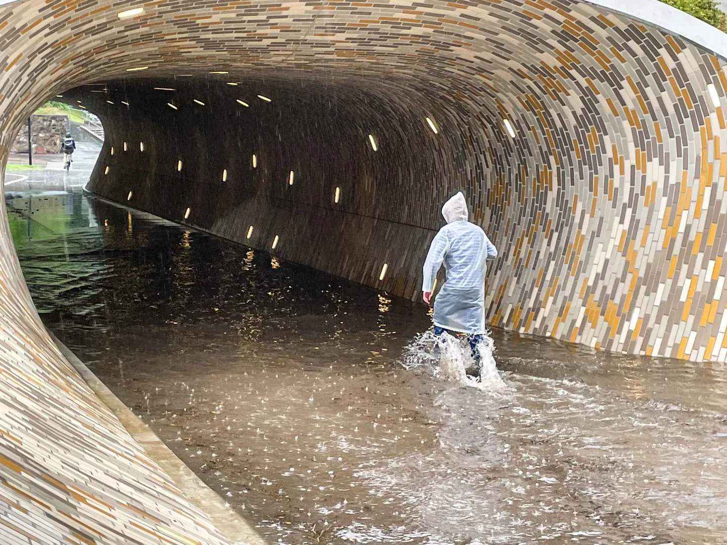 Läinud aasta 6. augusti kõva sadu põhjustas Riia tänava viadukti all üleujutuse. See on Tartu üks probleemseimaid piirkondi valingvihmade ajal. Uus sajuveetorustik peaks seal seda häda leevendama.