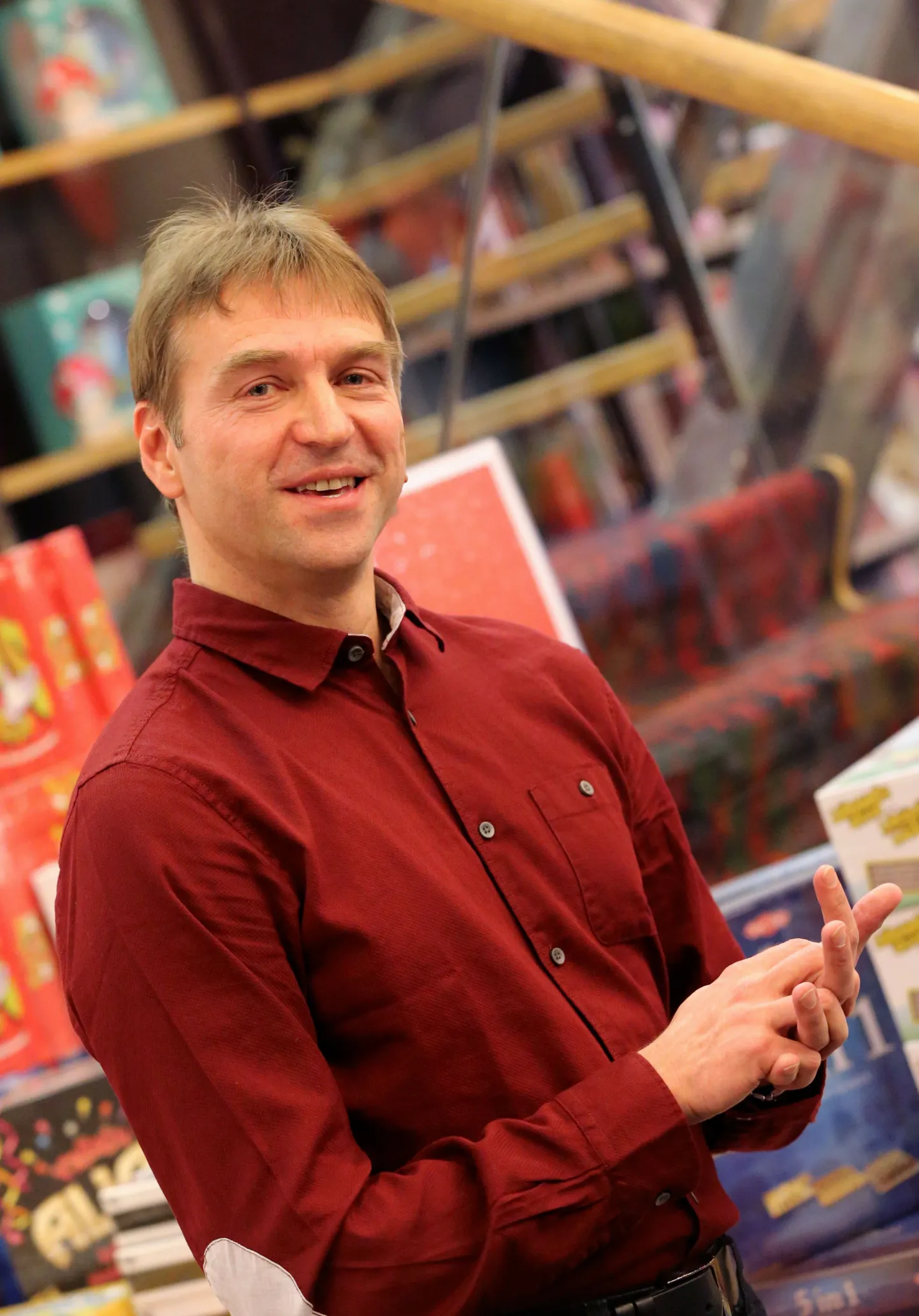 Valdur Mikita raamatu "Lindvistika ehk metsa see lingvistika" esitlus Tartu Tasku keskuse Rahva Raamatu kaupluses.