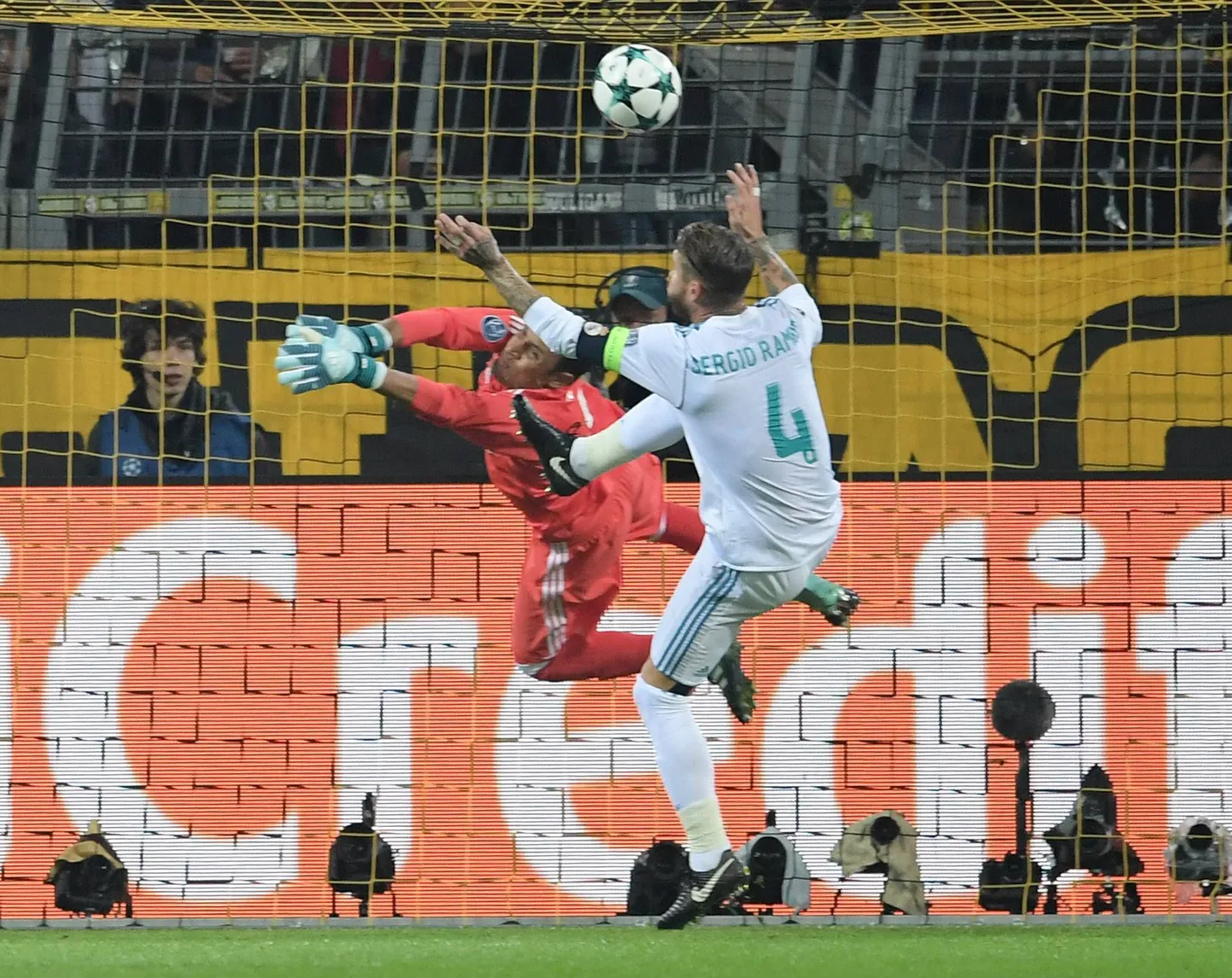 Hetk tagasi on Madridi Reali väravavaht Keylor Navas löönud palli vastu meeskonna kapteni Sergio Ramose kätt. Kohtunik penaltit ei määranud.